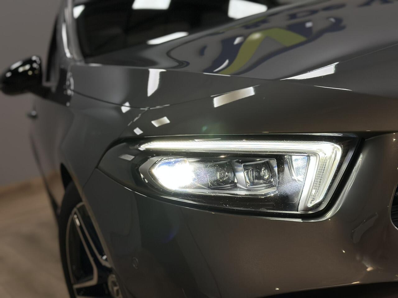 Mercedes-Benz A-KLASSE 180 Business Solution AMG Line | Airco ECC | LED | Camera | Sfeer | Navigatie | Cruise Control | Memory | Isofix | NAP |