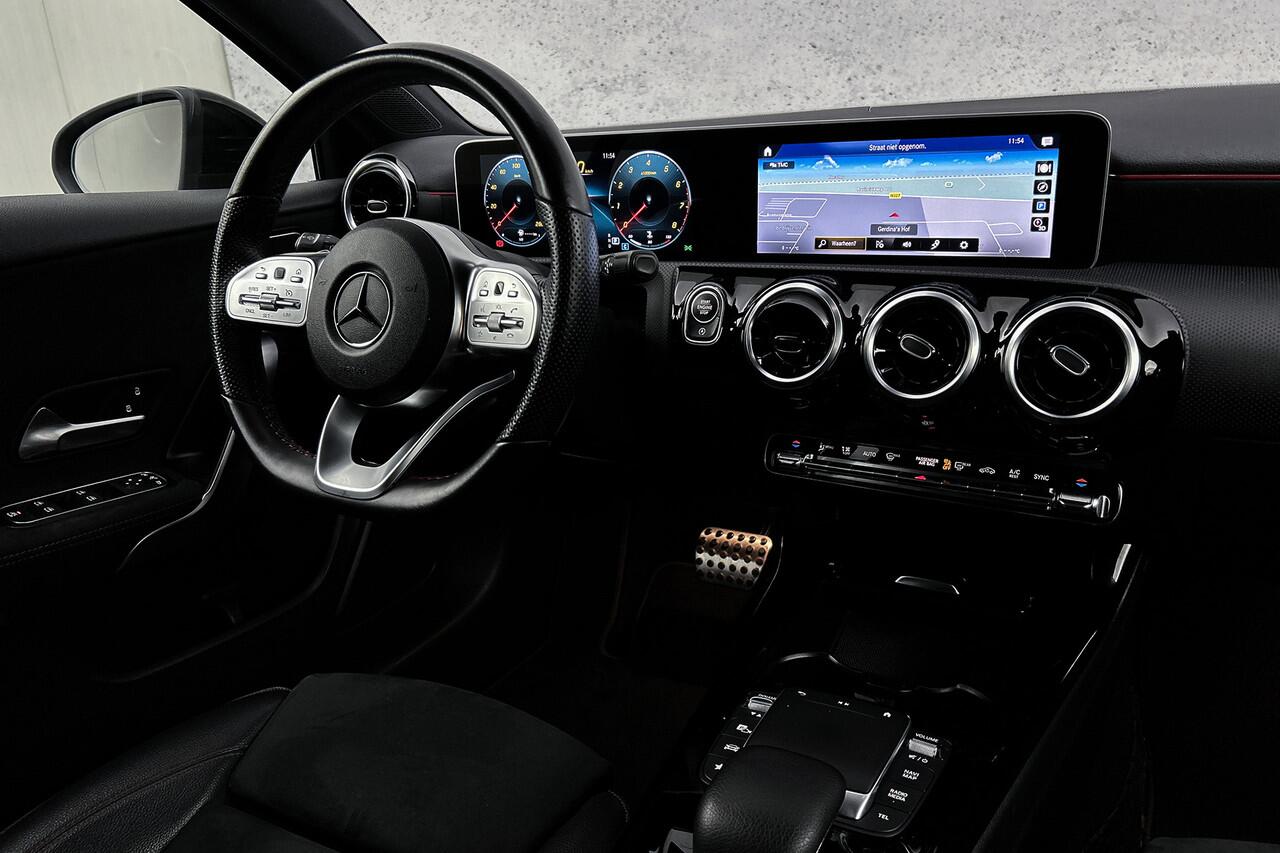 Mercedes-Benz A-KLASSE 180 Business Solution AMG | Camera | Cruise control | Stoelverwarming | Digitaal display
