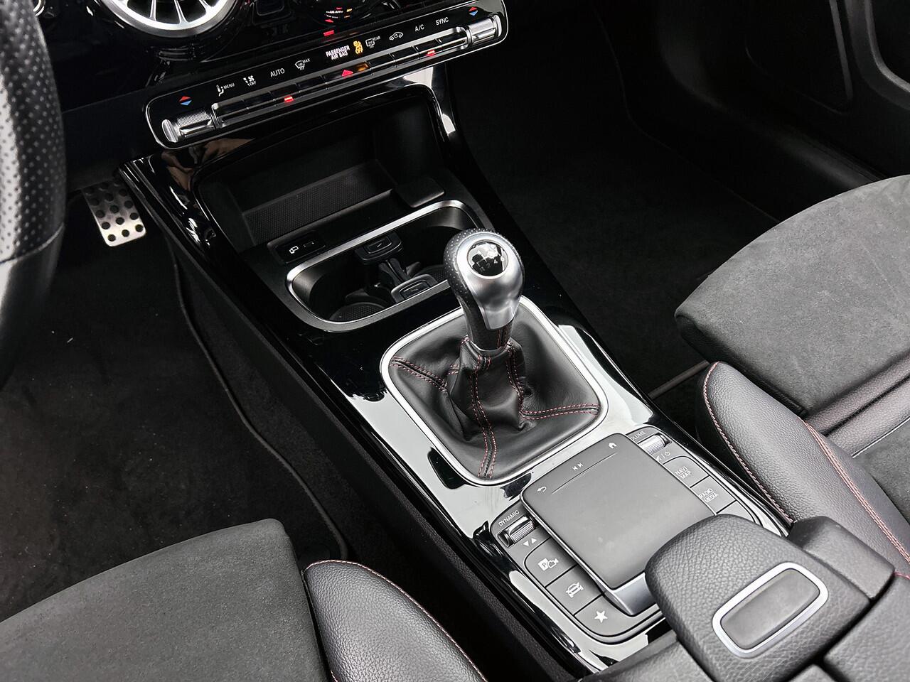 Mercedes-Benz A-KLASSE 160 Business Solution AMG Nightpakket | Trekhaak | Sfeerverlichting | Augmented Reality | Led | Parkeerpakket met Camera | Inclusief 24 maanden Mercedes-Benz Certified garantie voor Europa.