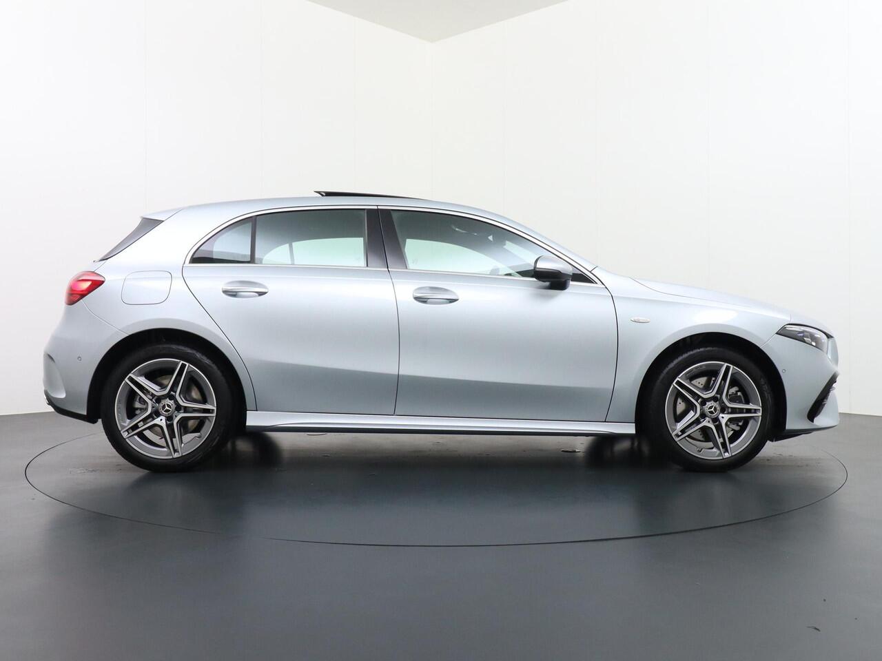 Mercedes-Benz A-KLASSE 250 e Business Solution AMG | Achteruitrijcamera | Apple Carplay & Android Auto | Multibeam Led | DAB+ Radio | Cruise Control | Sfeerverlichting | 18" Lichtmetalen AMG Velgen