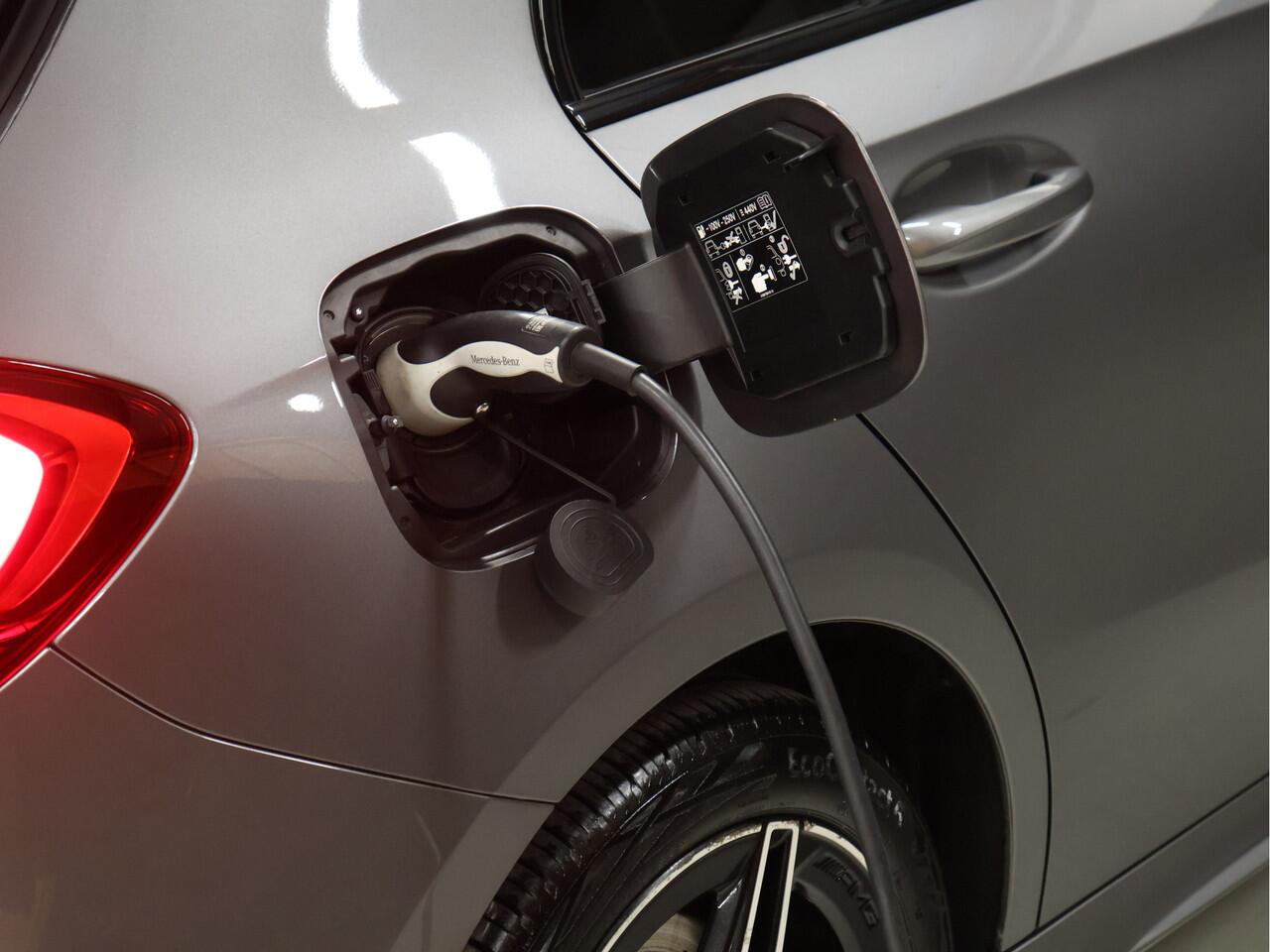 Mercedes-Benz A-KLASSE 250 e Business Solution AMG Limited [TREKHAAK AFNEEMBAAR, CAMERA, SFEERVERLICHTING, STOELVERWARMING, BLUETOOTH, CRUISE, CLIMATE, NIEUWSTAAT]