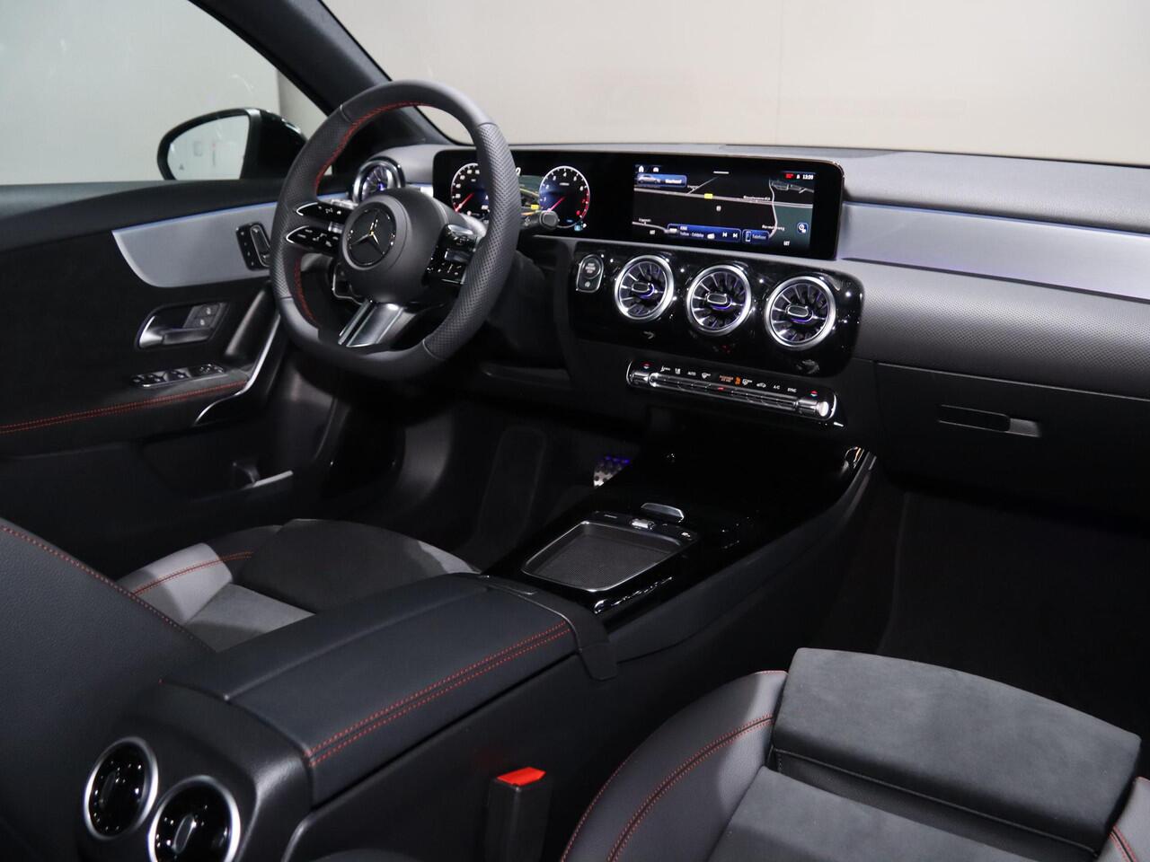 Mercedes-Benz A-KLASSE 180 Business Solution AMG | Panoramaschuifdak | Premium plus | Head-Up | Stoelverwarming | Achteruitrijcamera | MULTIBEAM LED |