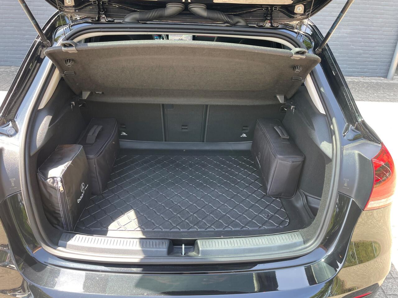 Mercedes-Benz A-KLASSE 250 e AMG-style - Trekhaak - Camera - Apple car play etc etc!