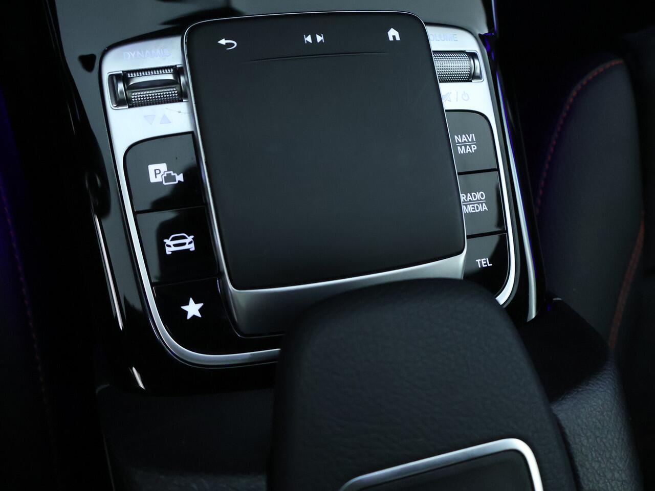 Mercedes-Benz A-KLASSE 160 Business Solution AMG Panoramadak | 5 spaaks lichtmetalen velgen | Navigatie | Parking support met camera achter | elect bed. voorstoelen met memory | Inclusief 48 maanden Mercedes-Benz Certified garantie voor Europa.