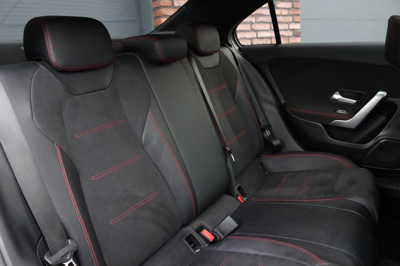 Mercedes-Benz A-KLASSE 200 Business Solution AMG | Panoramadak | Camera | Night Pakket | High Performance Led | Widescreen | Regensensor |