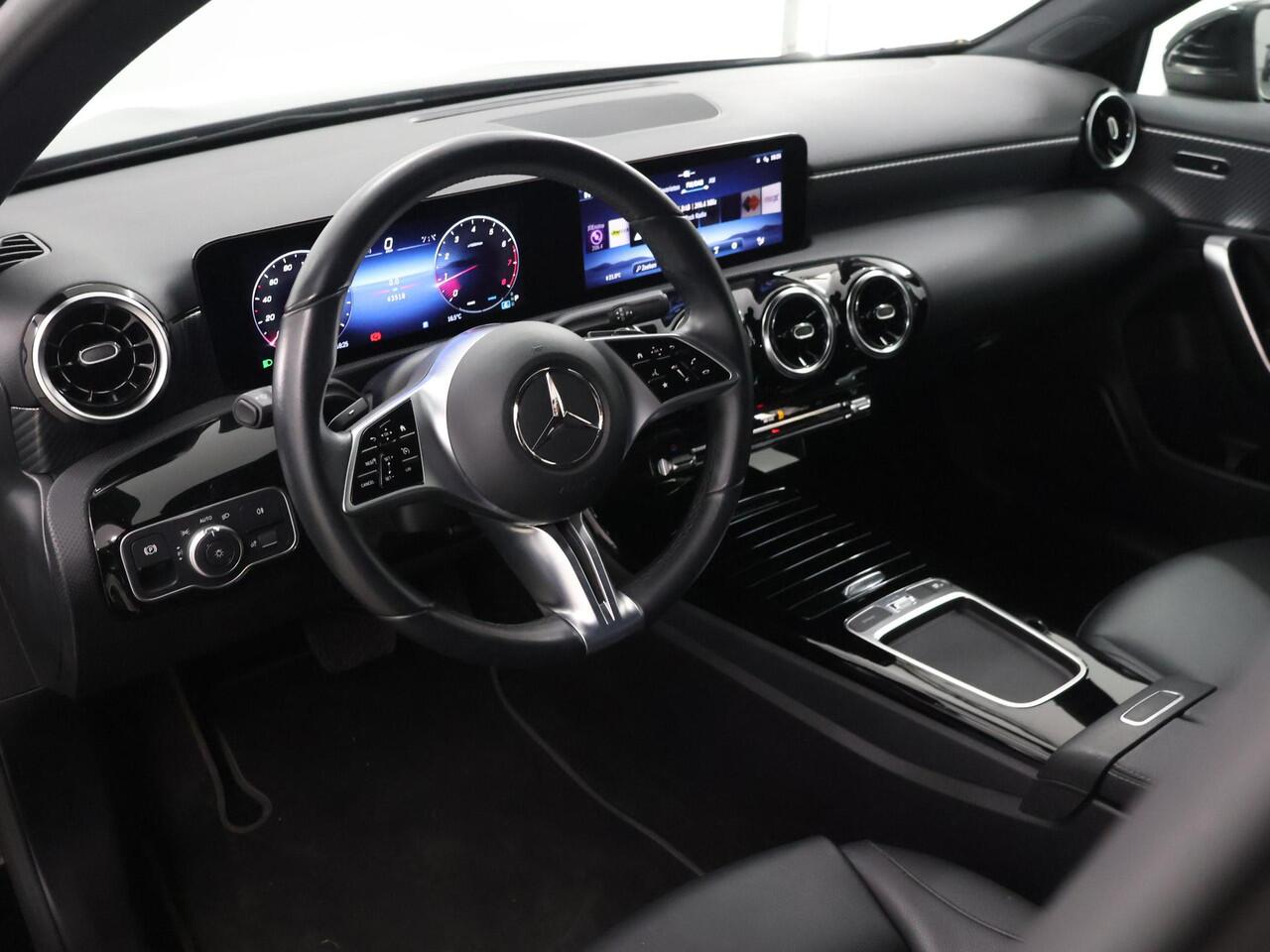 Mercedes-Benz A-KLASSE 180 Business Line | Stoelverwarming | Sfeerverlichting | Getint glas |