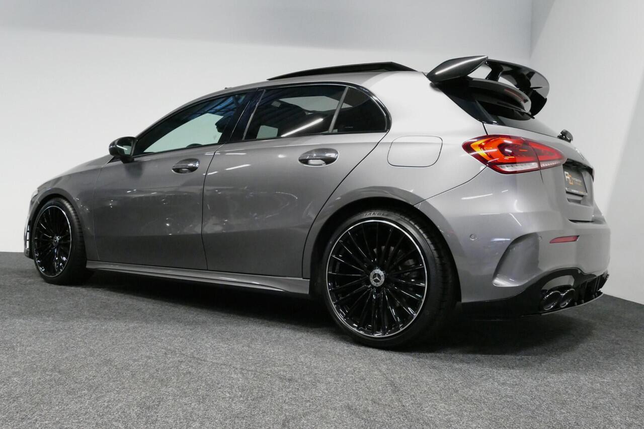 Mercedes-Benz A-KLASSE 200 AMG Line / A45 AMG Diffuser / Panamericana Grille / Panoramadak / A45 Dakspoiler / Elektr. verstelbare voorstoelen + memory / Multibeam LED Koplampen / Apple Carplay - Android Auto / Stoelverwarming / Ambienteverlichting / 19'' LMV / Night pakket / Do