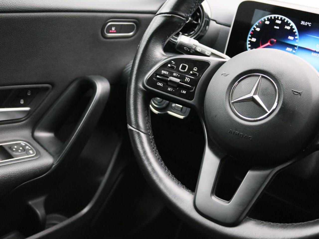 Mercedes-Benz A-KLASSE 160 Business Solution Ledkoplampen | Apple CarPlay | Achteruitrijcamera | Stoelverwarming Voor. Inclusief 24 maanden Mercedes-Benz Certified garantie voor Europa.
