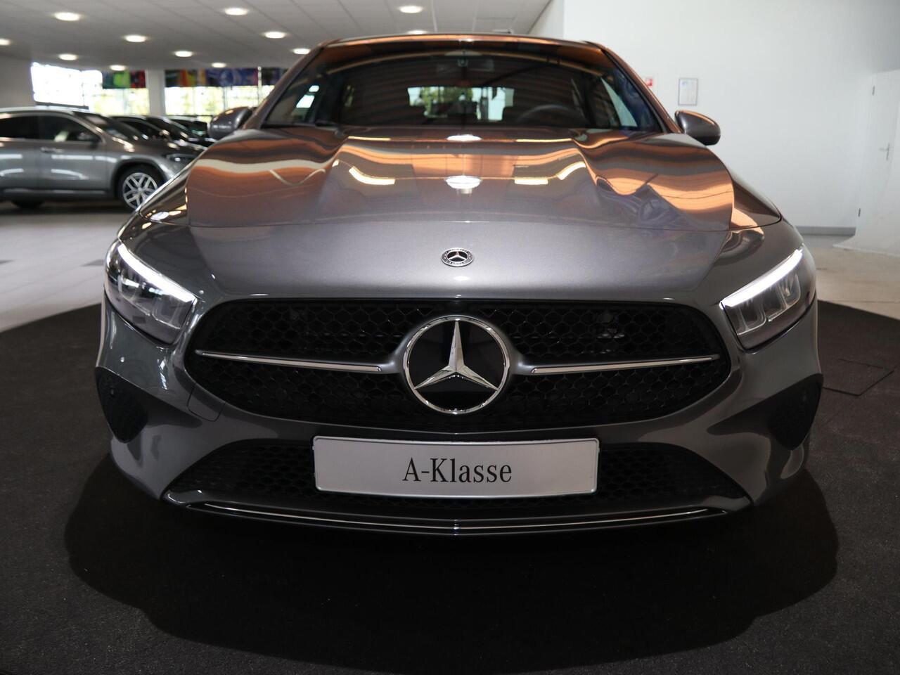 Mercedes-Benz A-KLASSE 180 Luxury Line | Achteruitrijcamera | LED-koplampen | Dodehoekassistent