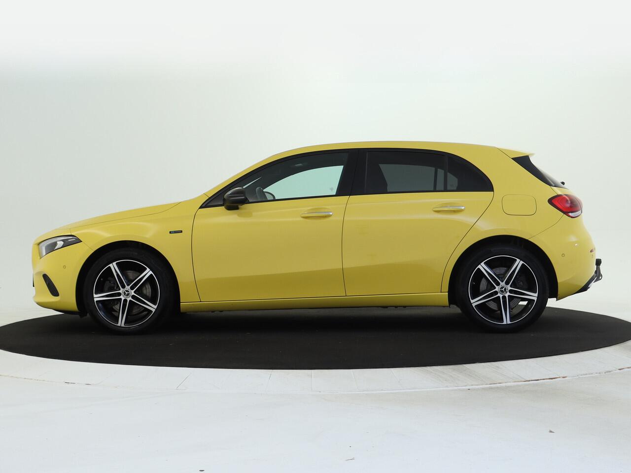 Mercedes-Benz A-KLASSE 250 e NIght Plug-In Hybride | Nightpakket | Trekhaak | Achteruitrijcamera | Ledkoplampen | Stoelverwarming | Sfeerverlichting. Inclusief 24 maanden MB Certified garantie voor Europa.