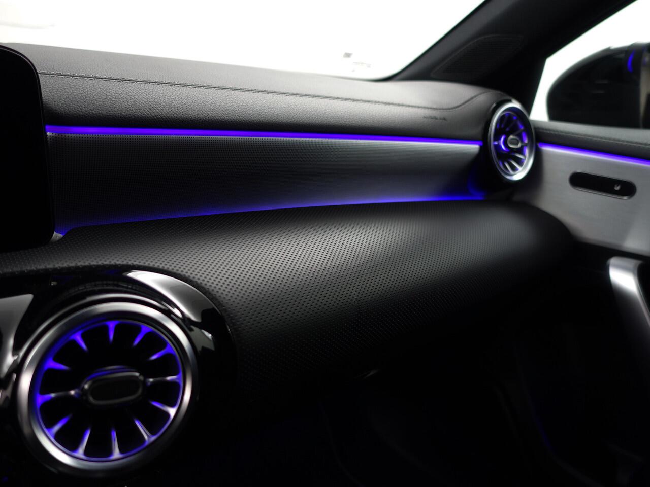 Mercedes-Benz A-KLASSE 250 e AMG Premium Plus Aut- Panoramadak, Sfeerverlichting, Carplay, Android Auto, Camera, Stoelverwarming