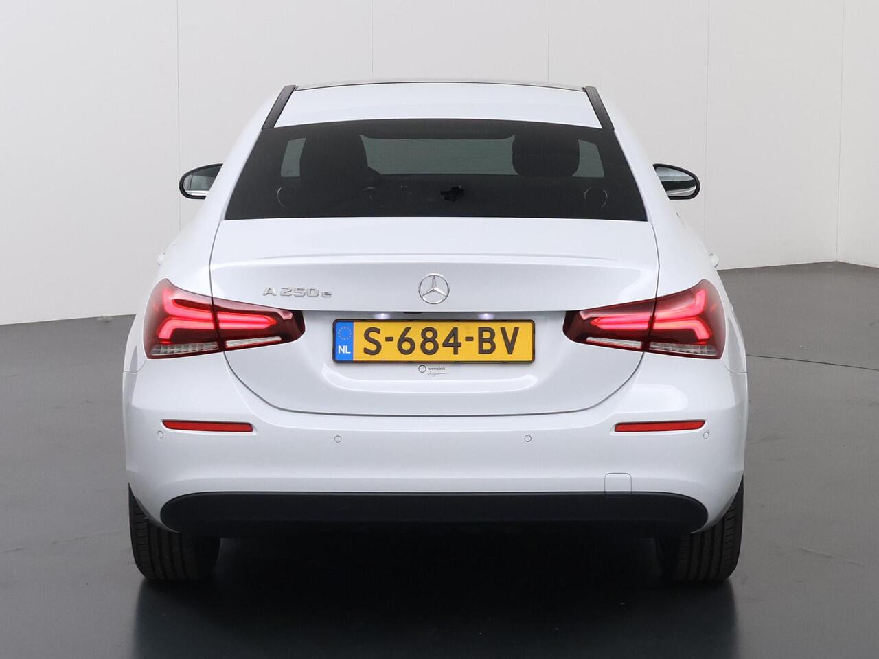 Mercedes-Benz A-KLASSE 250 e Business Line | Panoramadak | Rijassistentiepakket Plus | Stoelverwarming | Widescreen | Achteruitrijcamera |