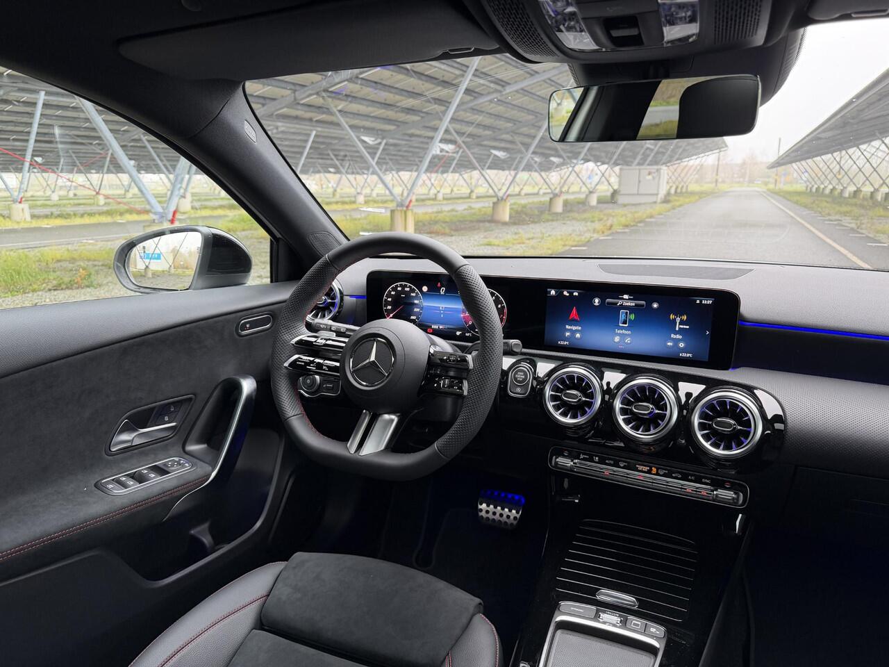 Mercedes-Benz A-KLASSE 180 Business Solution AMG | Night | Panoramaschuifdak | Sfeerverlichting | Achteruitrijcamera | MULTIBEAM LED | Stoelverwarming |