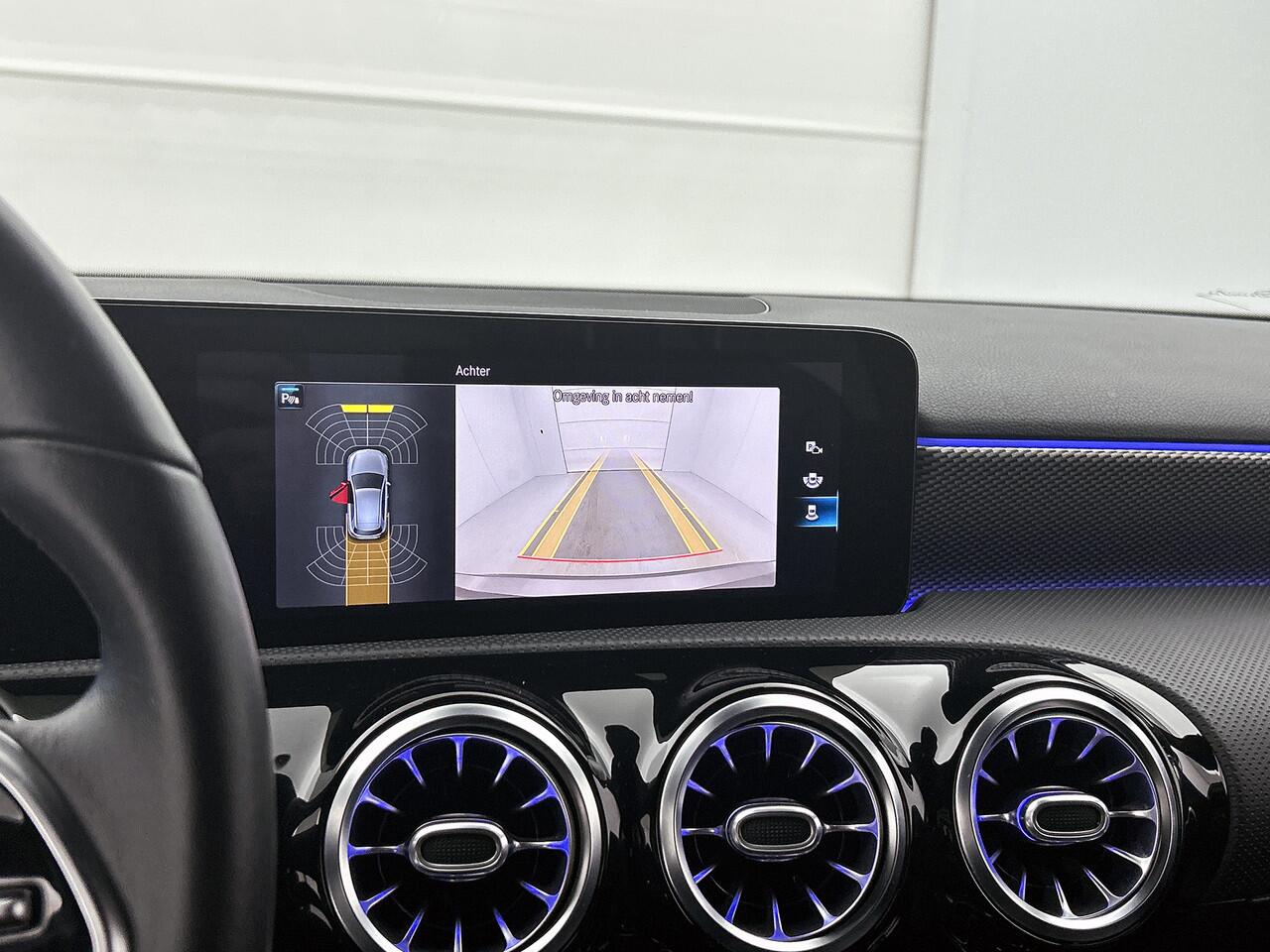 Mercedes-Benz A-KLASSE 160 Luxury-Line Handgeschakeld 6 versn. | Led Lights | Apple CarPlay | Achteruitrijcamera | Stoelverwarming Voor | Spiegelpakket. Inclusief 24 maanden MB Certified garantie voor Europa.