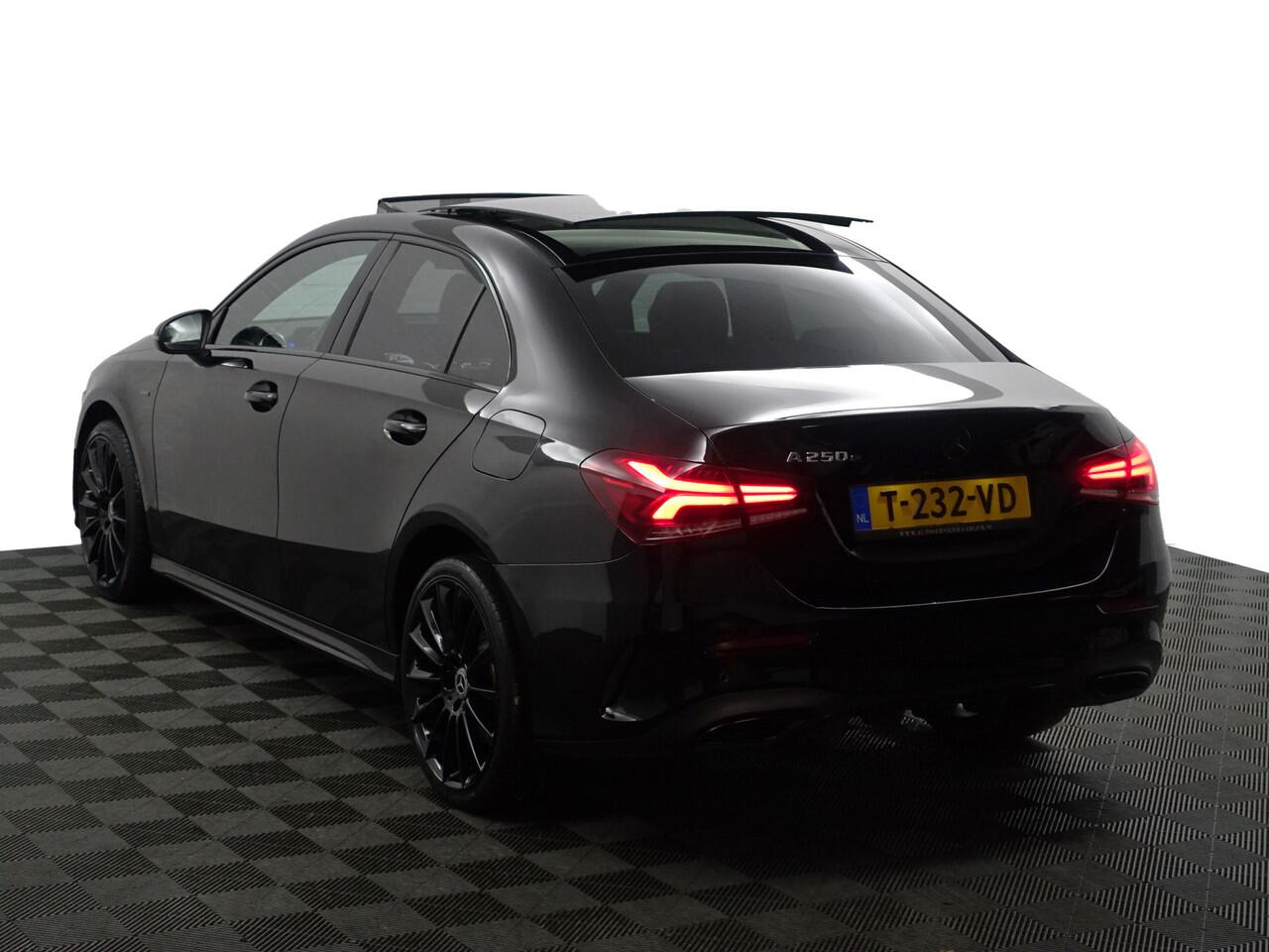 Mercedes-Benz A-KLASSE 250 e AMG Premium Plus Aut- Panoramadak, Sfeerverlichting, Carplay, Android Auto, Camera, Stoelverwarming