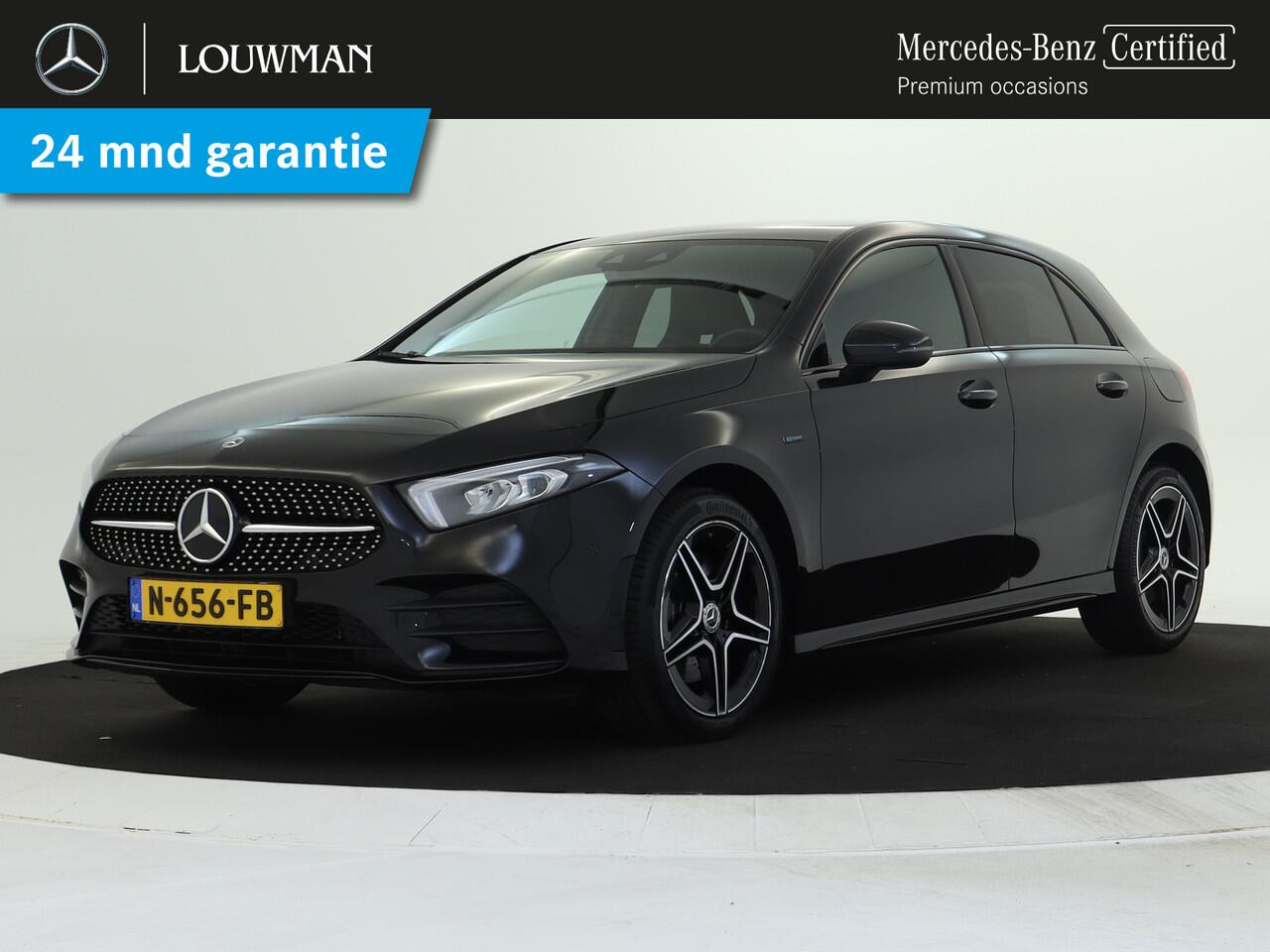 Mercedes-Benz A-KLASSE 250 e AMG Nightpakket | Sfeerverlichting | Car Play | Dode Hoek Ass | Stoelverwarming | Parkeerpakket met Camera | Ledkoplampen | Achteruitrijcamera. Inclusief 24 maanden Mercedes-Benz Certified garantie voor Europa.