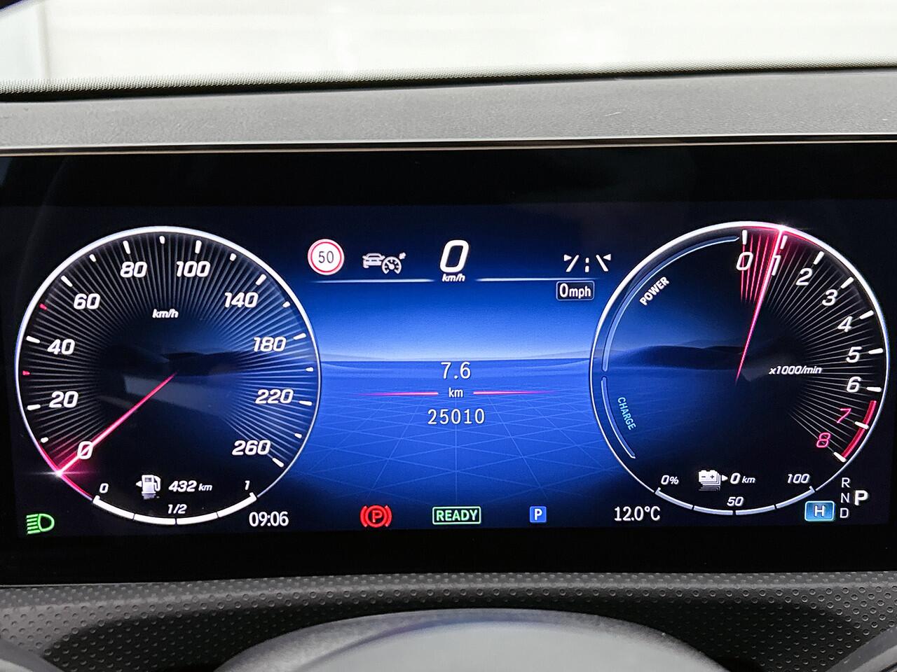 Mercedes-Benz A-KLASSE 250 e AMG Plug-In Hybride Trekhaak | AMG Line | Night Pakket | Alarm Klasse 3 | Dodehoekassistent | Distronic | Apple CarPlay | Sfeerverlichting. Inclusief 24 maanden Mercedes-Benz Certified garantie voor Europa.