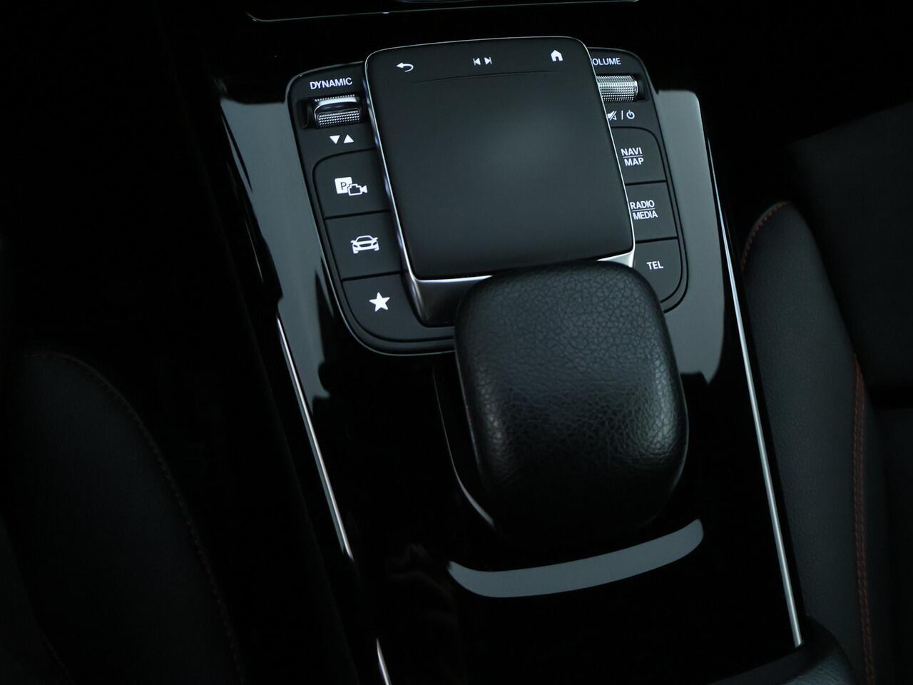 Mercedes-Benz A-KLASSE 180 AMG-line | Night pakket | Thermotronic | Apple CarPlay | parkeersensoren en achter camera | Spiegelpakket | Inclusief 24 maanden MB Certified garantie voor Europa.