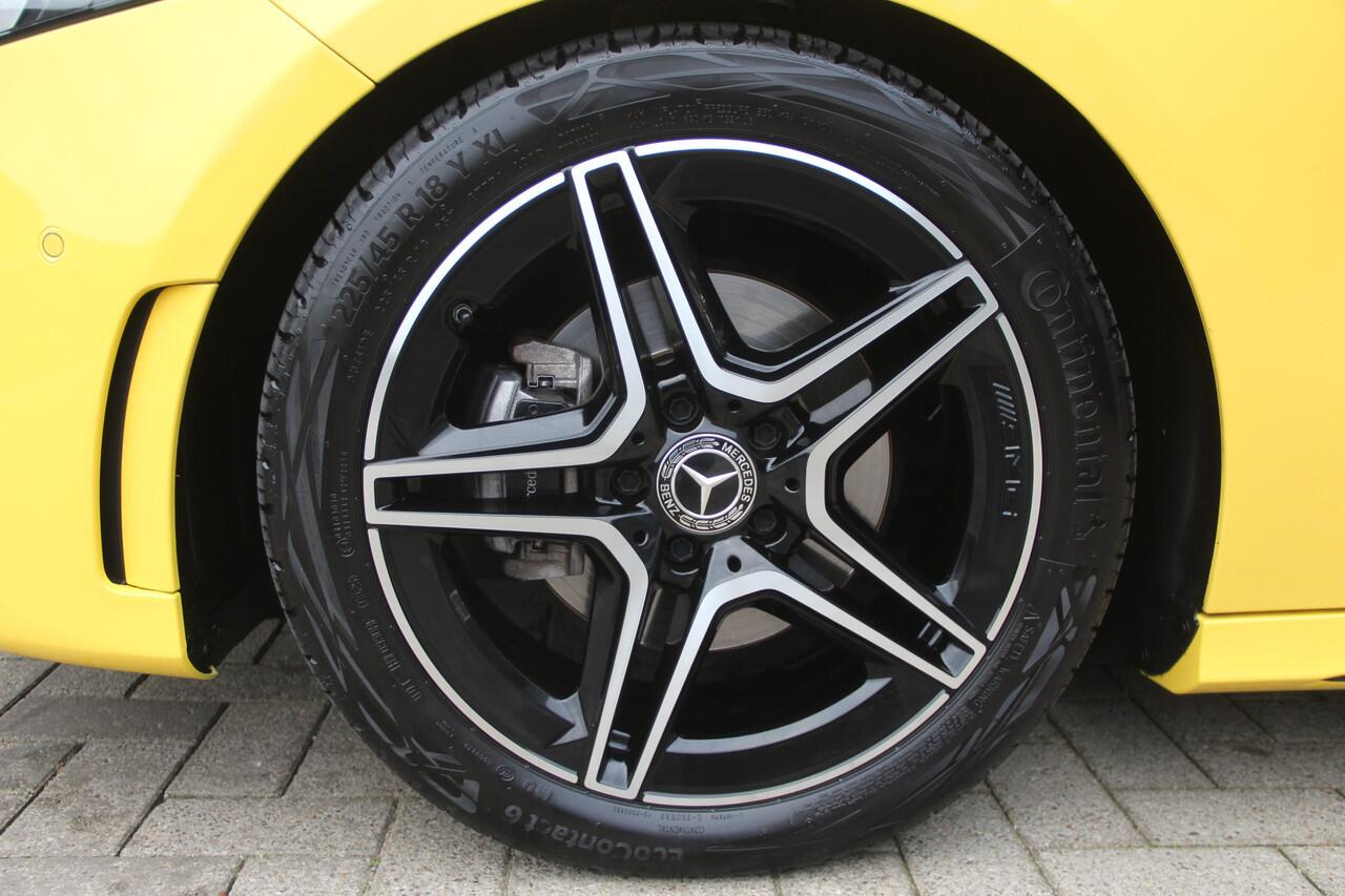 Mercedes-Benz A-KLASSE 180 Business Solution AMG Panoramadak | Night pakket | Camera | High Performance LED | Widescreen | Rijstrooksensor | Apple CarPlay | LMV18"