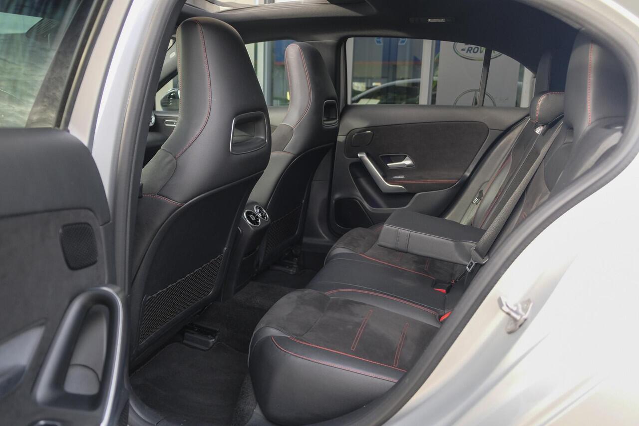 Mercedes-Benz A-KLASSE A220 AMG 190pk Panoramadak Widescreen Night pakket 19" LMV Sfeerverlichting