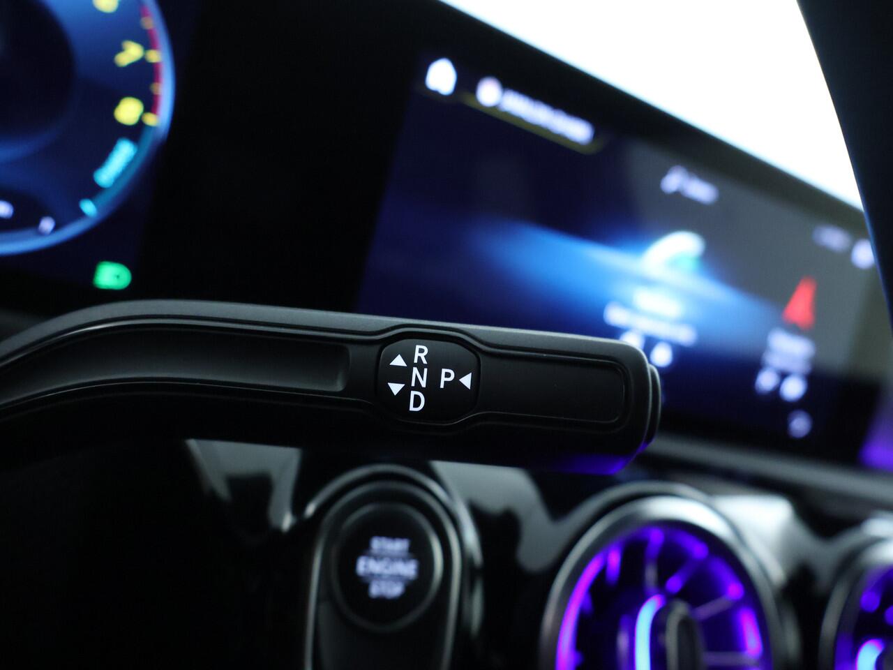 Mercedes-Benz A-KLASSE 250 e Sedan AMG Plug-In Hybride AMG Line | NIght Pakket | Trekhaak | Sfeerverlichting. Inclusief 24 maanden MB Certified garantie voor Europa.