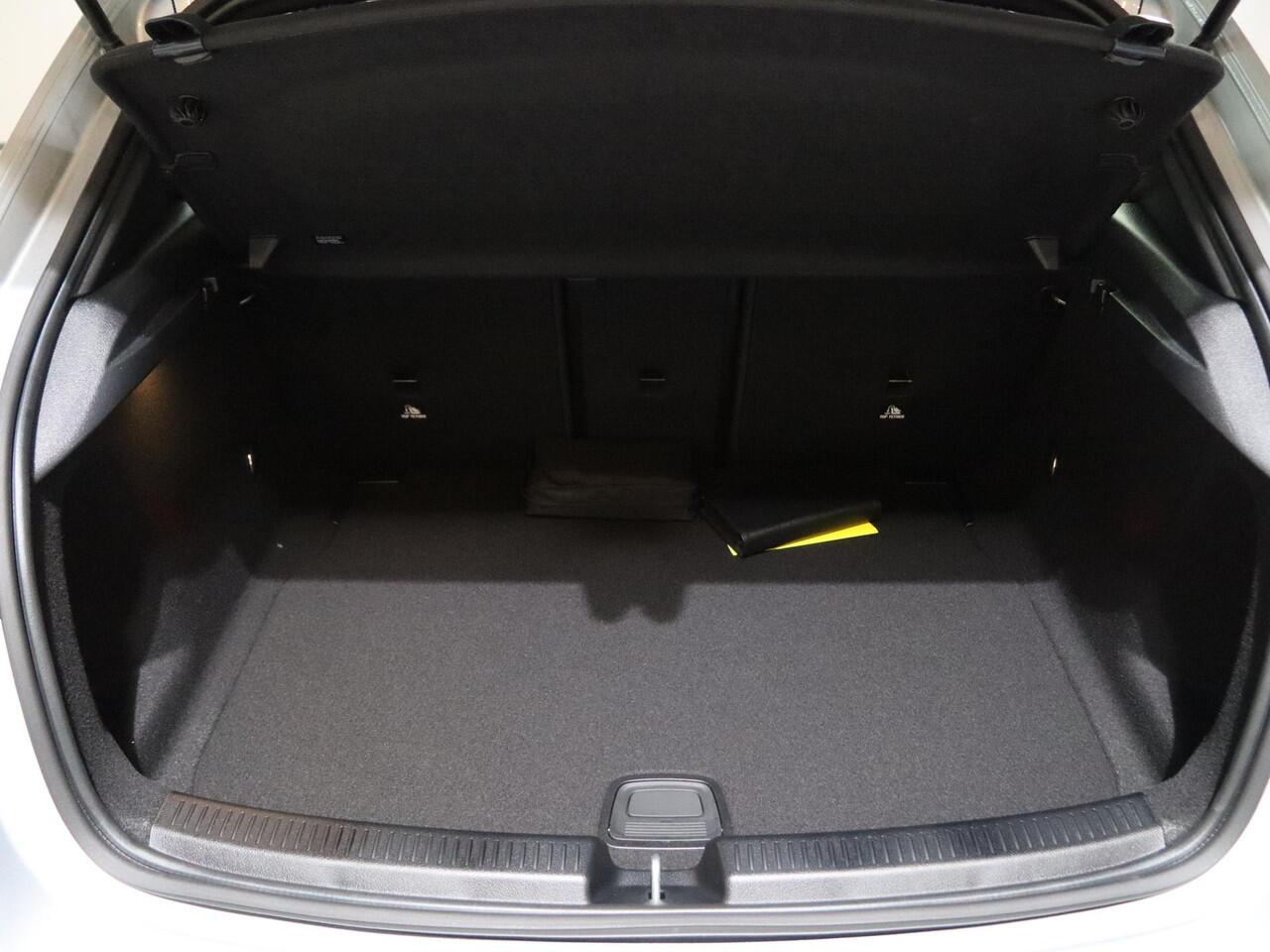 Mercedes-Benz A-KLASSE 180 Business Solution AMG | Panoramaschuifdak | Achteruitrijcamera | Nightpakket | MULTIBEAM LED | Stoelverwarming |