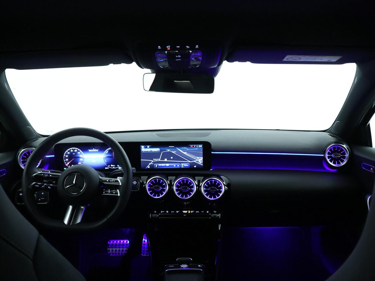Mercedes-Benz A-KLASSE 250 e AMG Line | Achteruitrijcamera | Distronic | Apple Carplay | Verwarmd Stuurwiel | Sfeerverlichting | Inclusief 24 maanden MB Certified garantie voor Europa.