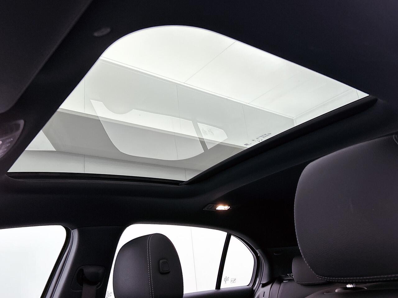 Mercedes-Benz A-KLASSE 250 e Progressive Plug-In Hybride | Panoramadak | Sfeerverlichting | Memory | Keyless Go | Stuur en Stoelverwarming. Inclusief 24 maanden Mercedes-Benz Certified garantie voor Europa.