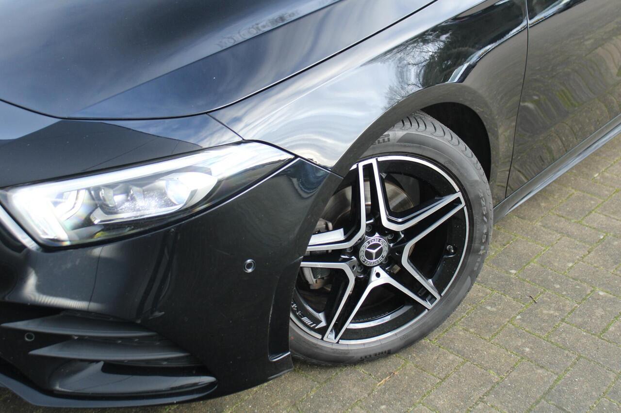 Mercedes-Benz A-KLASSE 180 Business Solution AMG | NAP! | Widescreen | Night Package | Panorama dak | Navigatie | Camera