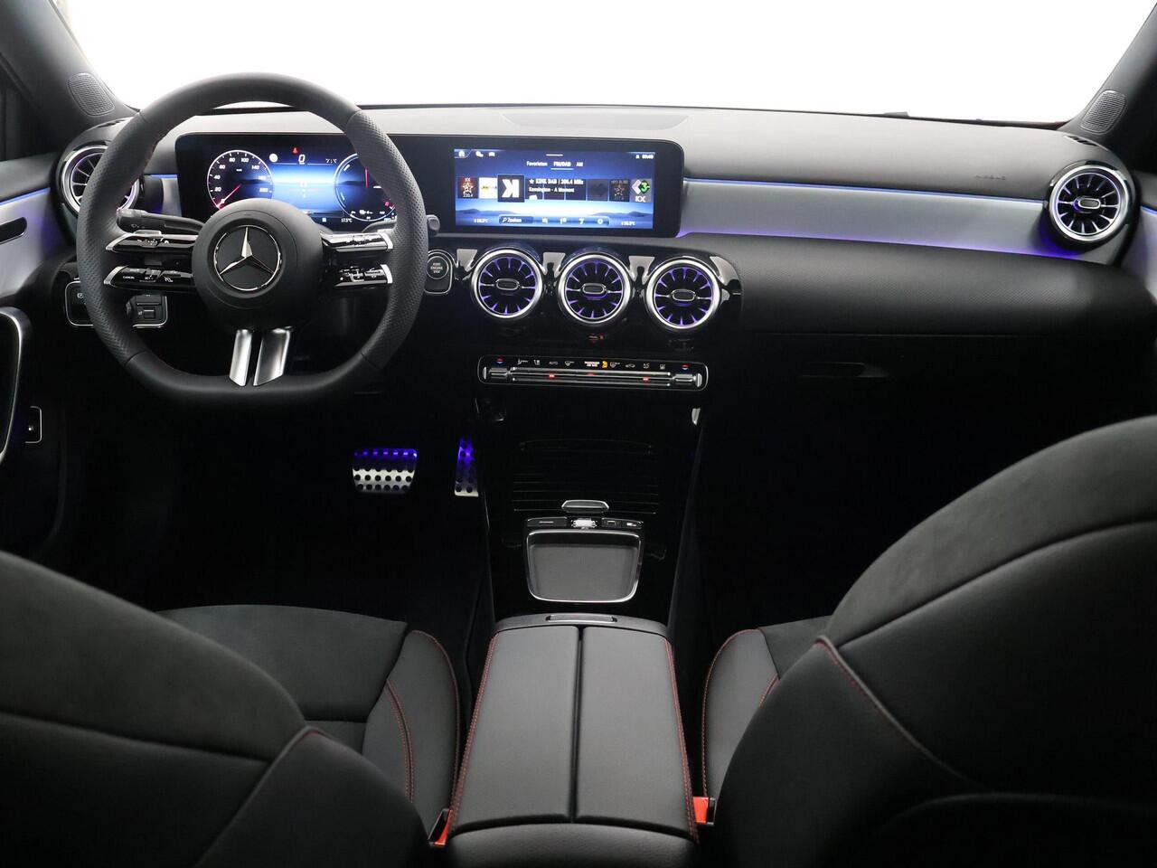 Mercedes-Benz A-KLASSE 250 e Limousine Business Solution AMG | Panoramadak | Multibeam-Led | 19 AMG velgen | Night pakket