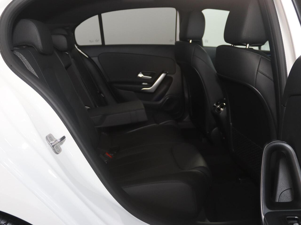 Mercedes-Benz A-KLASSE 180 Star Edition Luxury Line | Trekhaak | Dodehoekassistent | 18" lichtmetalen velgen