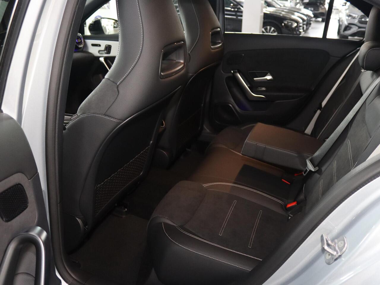 Mercedes-Benz A-KLASSE 180 Business Solution AMG | Panoramaschuifdak | Nightpakket | AMG Line Plus | Head-up display | 360° camera