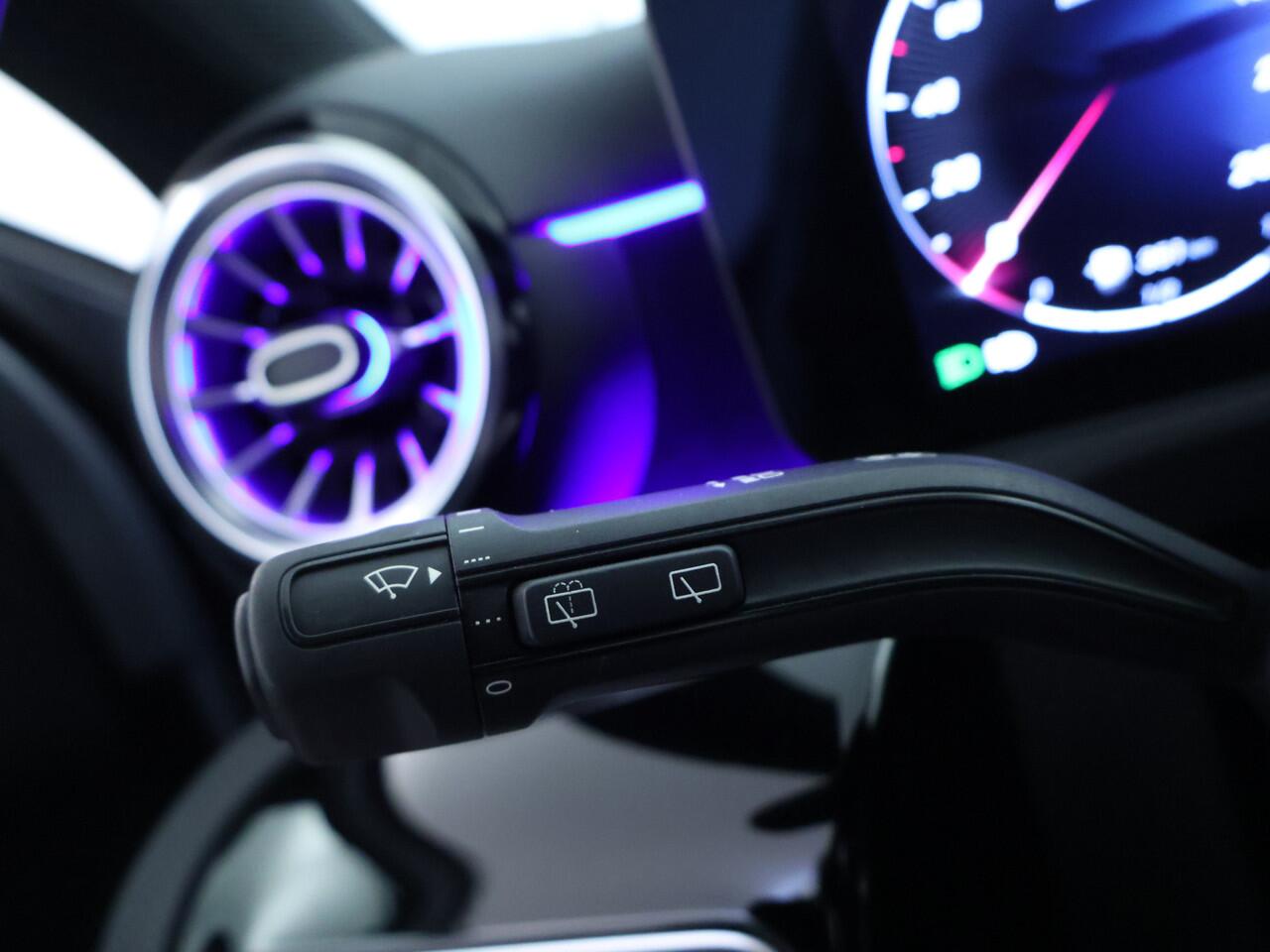 Mercedes-Benz A-KLASSE 250 e Plug-In Hybride AMG Sportpakket | Sfeerverlichting | Keyless Go | Parkeerpakket met Camera | CarPlay | Inclusief 24 maanden Mercedes-Benz Certified garantie voor Europa.