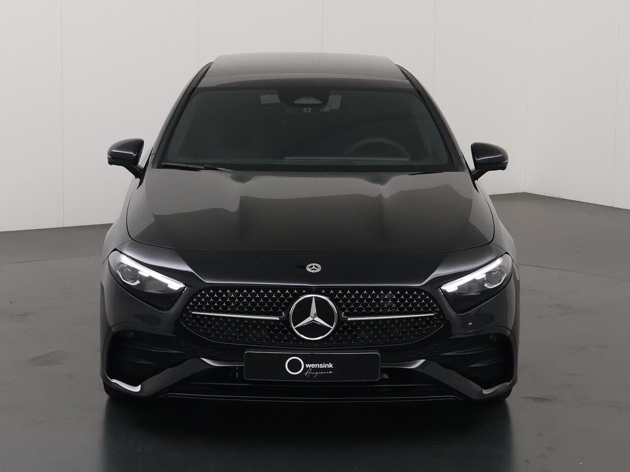 Mercedes-Benz A-KLASSE 180 Business Solution AMG | Premium Plus | Panoramaschuifdak | Nightpakket | 19"Multispaak AMG velgen | Stoelverwarming | 360° camera | Head-up display |