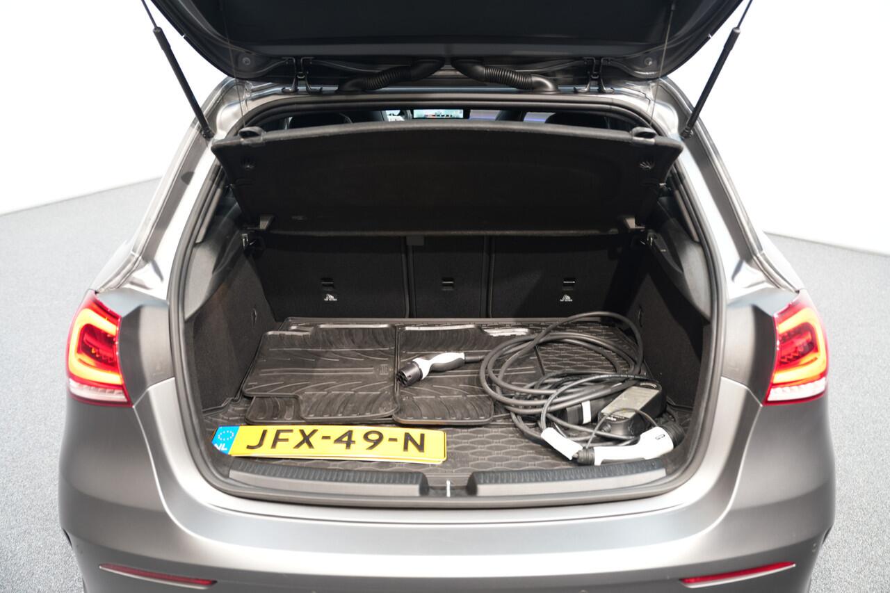 Mercedes-Benz A-KLASSE 250 e AMG MATGRIJS ? PANO ? CAMERA ? 19" ? NIGHT ? SFEER ? MBUX-HIGH END