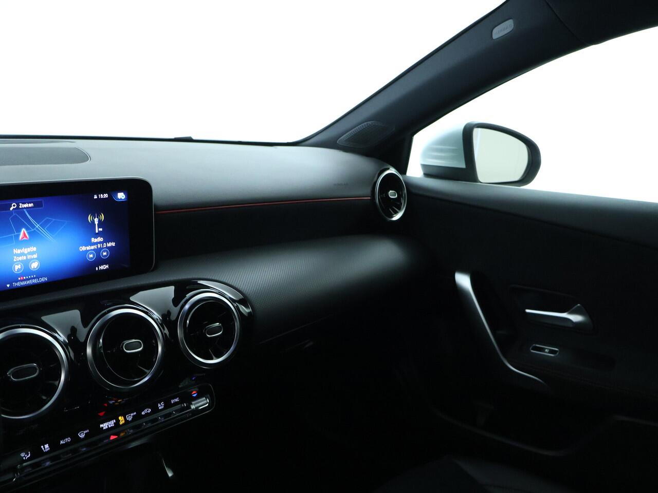 Mercedes-Benz A-KLASSE 160 Business Solution AMG | Parkeerpakket met Camera | Cruise Controle | LED Verlichting | Navigatie | Inclusief 24 maanden Mercedes-Benz Certified garantie voor Europa.