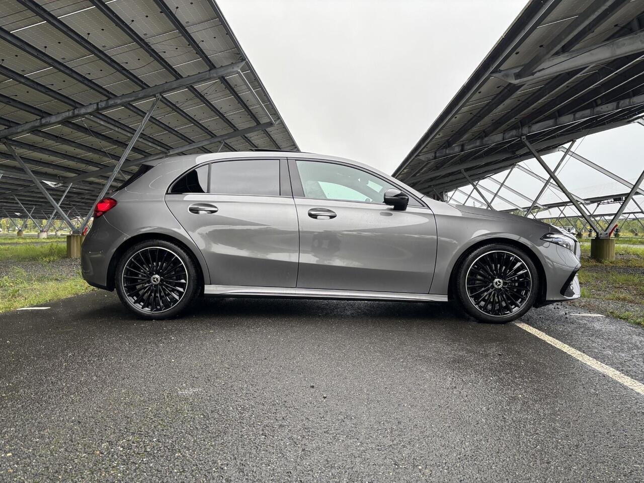 Mercedes-Benz A-KLASSE 180 Business Solution AMG | Night | Panoramaschuifdak | Achteruitrijcamera | Sfeerverlichting| MULTIBEAM LED | 19 inch AMG-velgen |