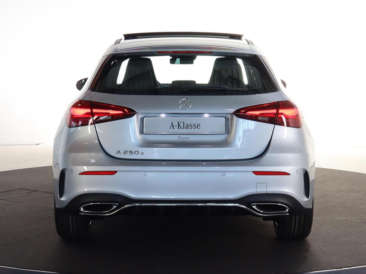 Mercedes-Benz A-KLASSE 250e Business Solution AMG | Panoramaschuifdak | Night pakket | Achteruitrijcamera | Stoelverwarming | MULTIBEAM LED |