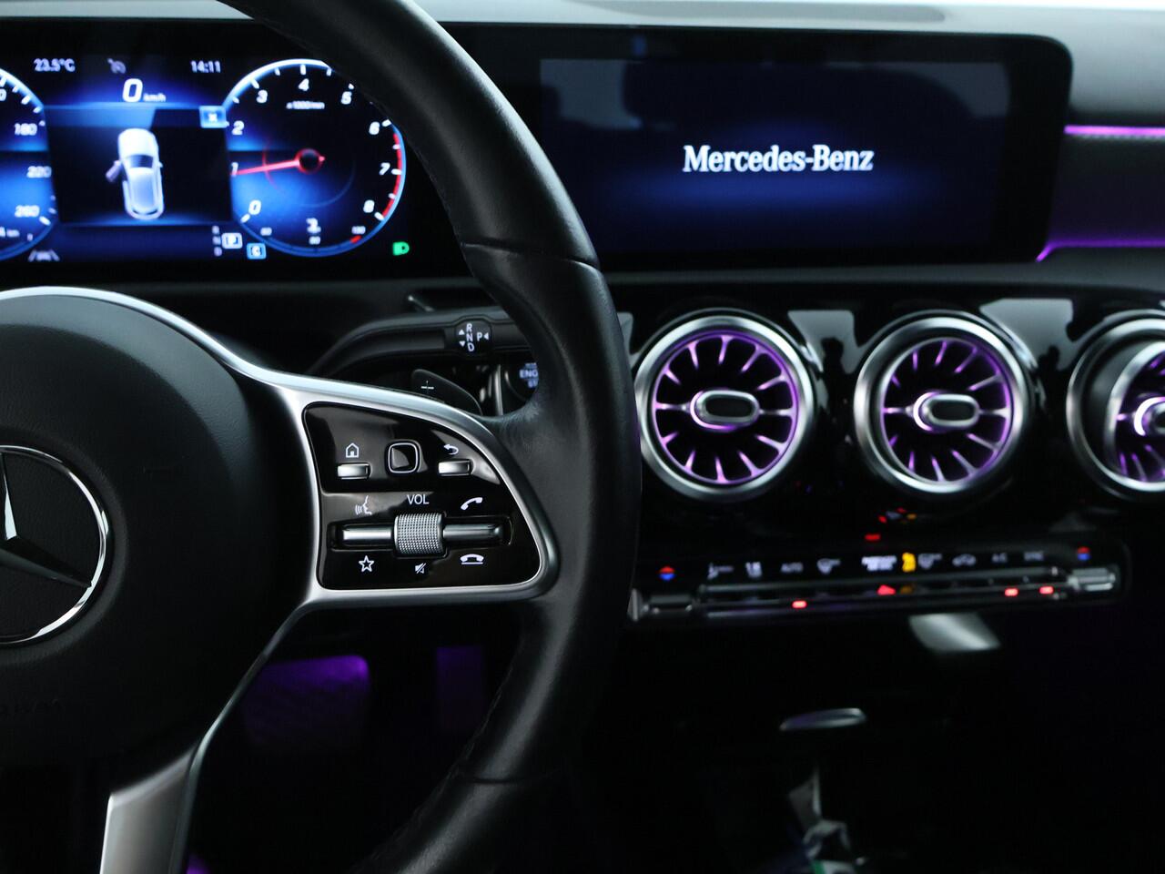 Mercedes-Benz A-KLASSE 180 Business Solution Luxury Sfeerverlichting | Trekhaak | Achteruitrijcamera. Inclusief 24 maanden MB Certified garantie voor Europa.