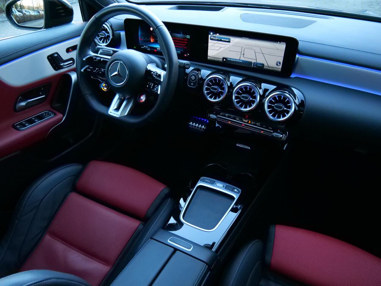 Mercedes-Benz A-KLASSE AMG 35 4MATIC 306 Pk Automaat Navi / Leer / Camera / Schuifdak / AMG Line Plus