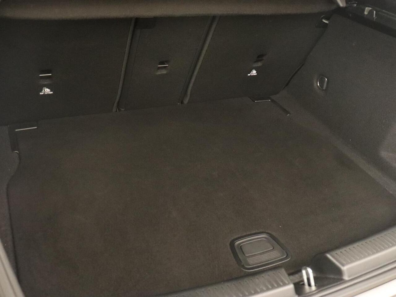 Mercedes-Benz A-KLASSE 180 Business Solution AMG | Panoramadak | Stoelverwarming | Leder/Alcantara | Camera | Navigatie | Widescreen | Designo Mountaingrijs Magno