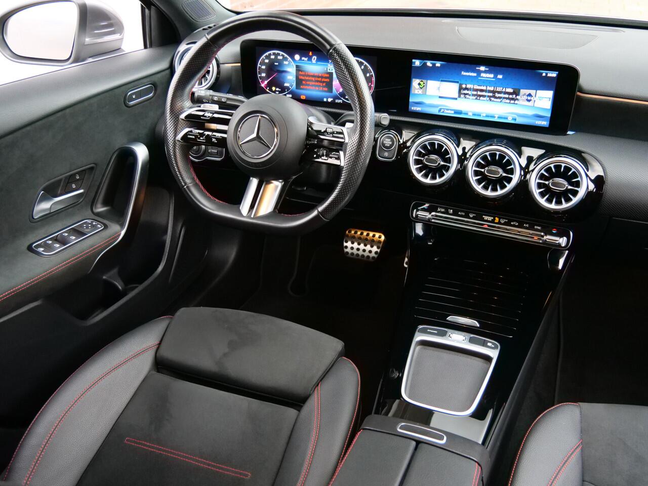 Mercedes-Benz A-KLASSE 200 AMG Line Mild Hybrid 163 Pk Automaat Navigatie / Camera / Trekhaak / Stoelverwarming