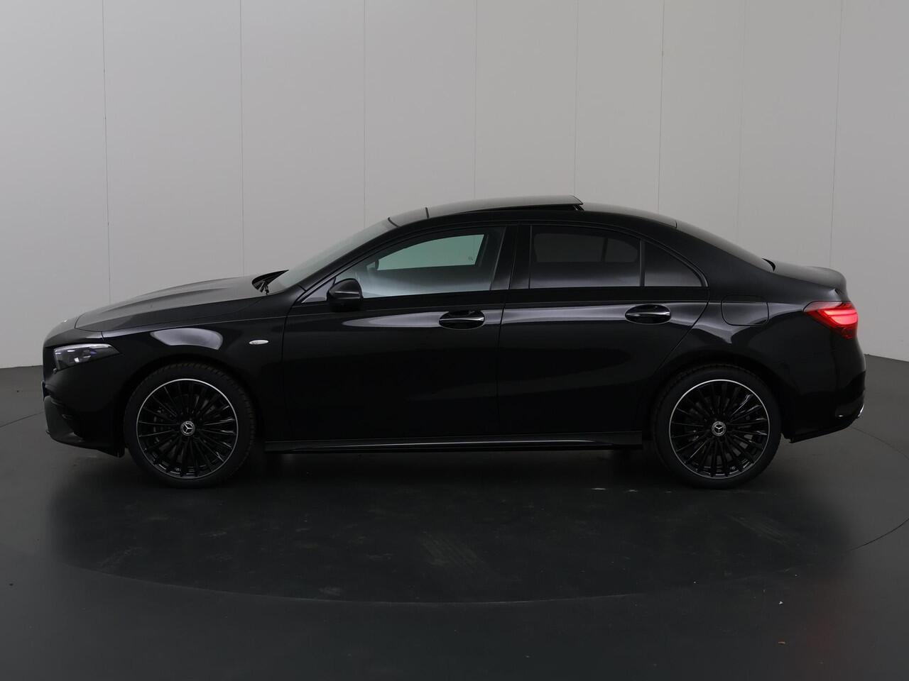 Mercedes-Benz A-KLASSE 250 e Limousine Business Solution AMG | Night | Panoramadak | Sfeerverlichting | 360 camera | 19" multispaaks |