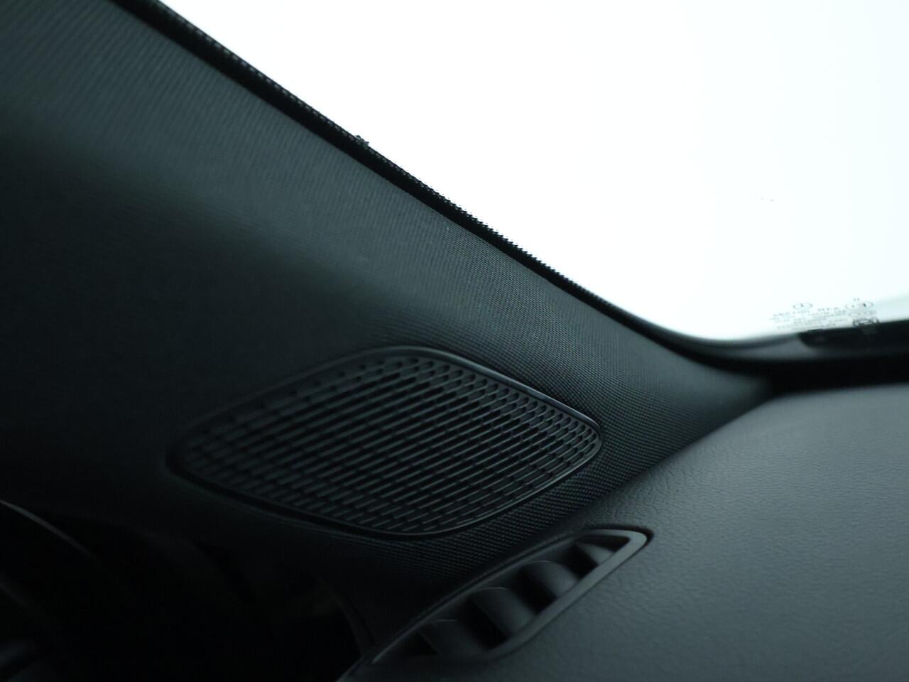 Mercedes-Benz A-KLASSE 250 e AMG Line | AMG Line | Night Pakket | Trekhaak | Lederen Bekleding | Panorama Schuif-Kanteldak | Sfeerverlichting | Inclusief 24 maanden MB Certified garantie voor Europa.