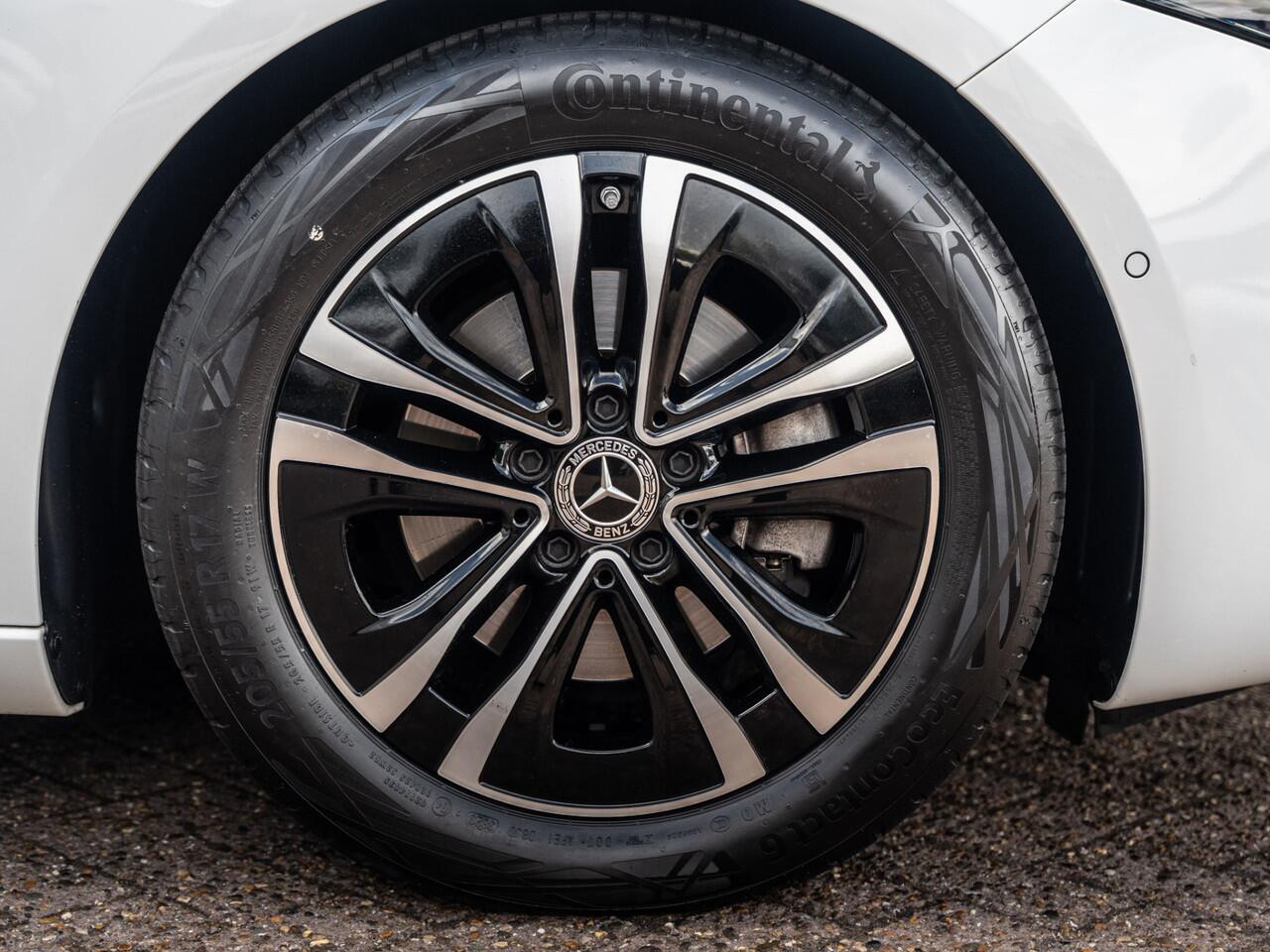 Mercedes-Benz A-KLASSE 180 Luxury Line | Pano | Sfeer | Facelift | BTW