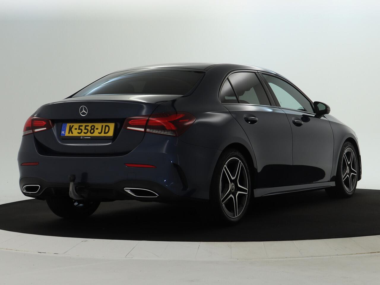 Mercedes-Benz A-KLASSE 180 AMG-line Limousine | Night Pakket | Trekhaak af fabriek | Sfeerverlichting | Parkeer pakket | Spiegel pakket | Inclusief 24 maanden MB Certified garantie voor Europa.