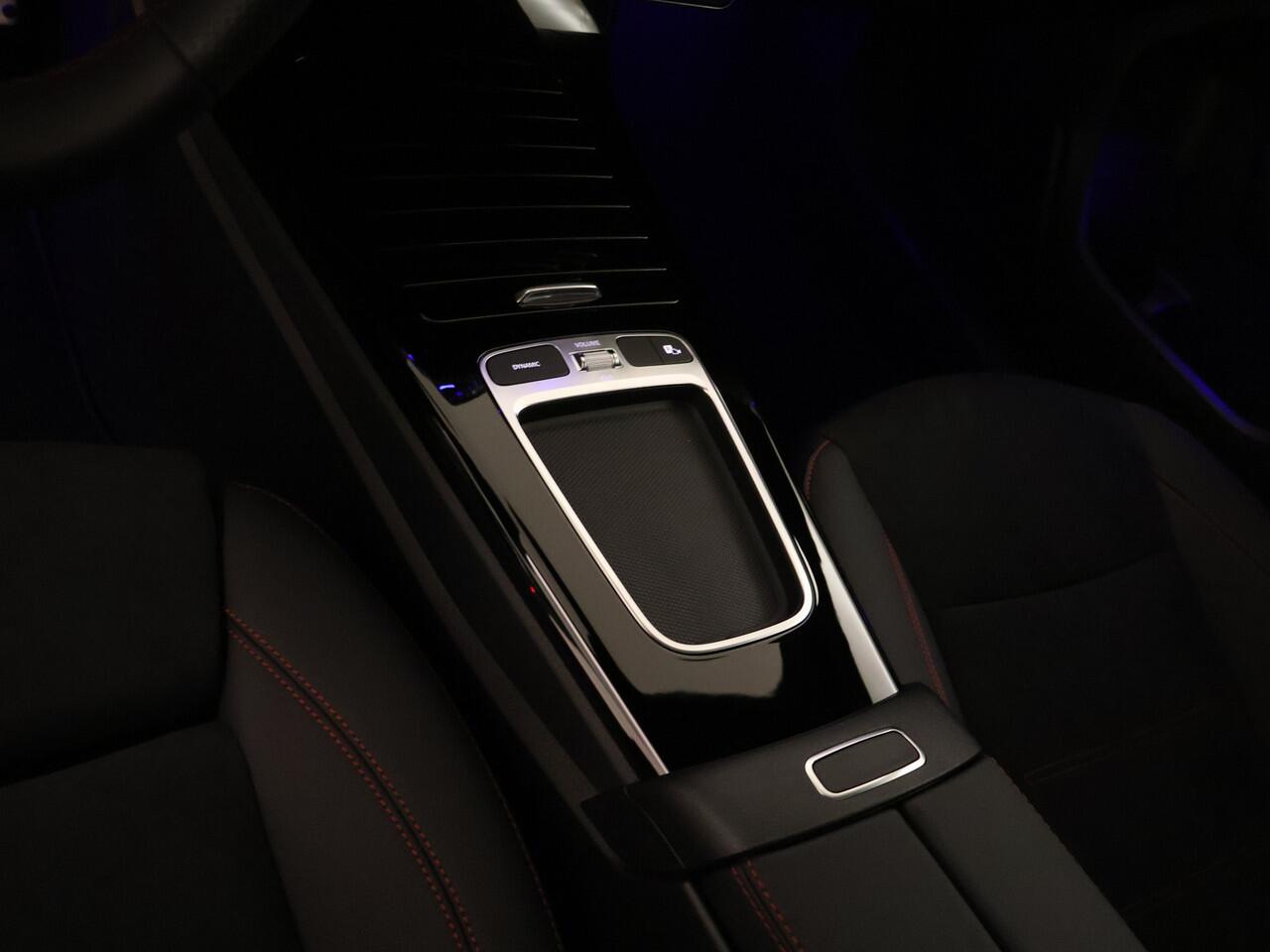 Mercedes-Benz A-KLASSE 250 e Star Edition AMG Line | Nightpakket | Distronic | Antidiefstalpakket URBAN GUARD PLUS | Dodehoekassistent | Panoramaschuifdak | Parkeerpakket met achteruitrijcamera | KEYLESS GO |