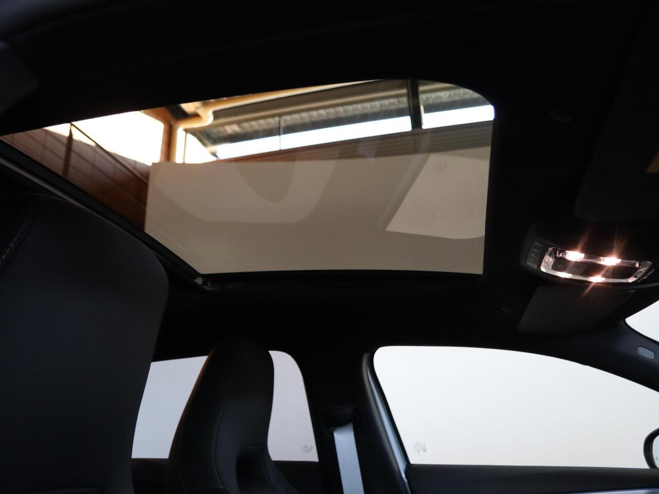 Mercedes-Benz A-KLASSE 180 Business Solution AMG | AMG Line Plus | Nightpakket | Panoramadak | HUD | Stoelverwarming | 360° camera | Cruise Control Adaptief |