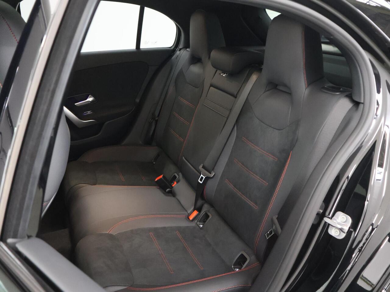 Mercedes-Benz A-KLASSE 180 Business Solution AMG | Premium Plus | Panoramaschuifdak | Nightpakket | 19"Multispaak AMG velgen | Stoelverwarming | 360° camera | Head-up display |