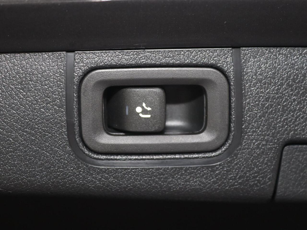 Mercedes-Benz A-KLASSE 250e Star Edition Luxury Line | DISTRONIC | Trekhaak | Dodehoekassistent